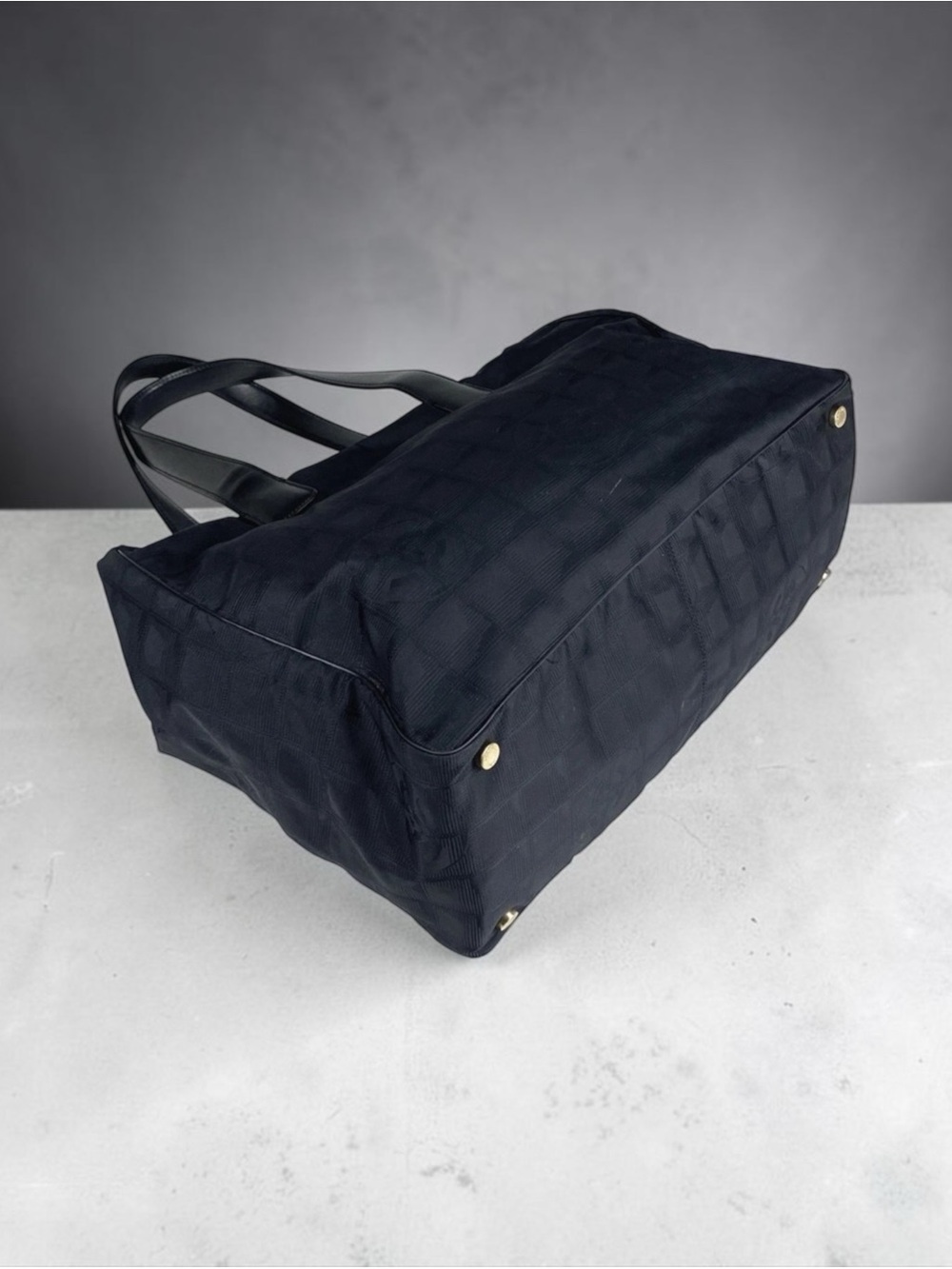 CHANEL Vintage Travel Line Tote MM
Blk nylon/Jacquard w/Leather Handles (03/04) - Picture 5 of 10